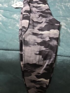 Reebok Gray & Black Abstract 7/8 High-Rise Leggings